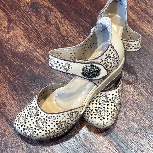 L.Artiste ,American beige Elegant Floral Mary Jane Heels - Picture 2 of 8